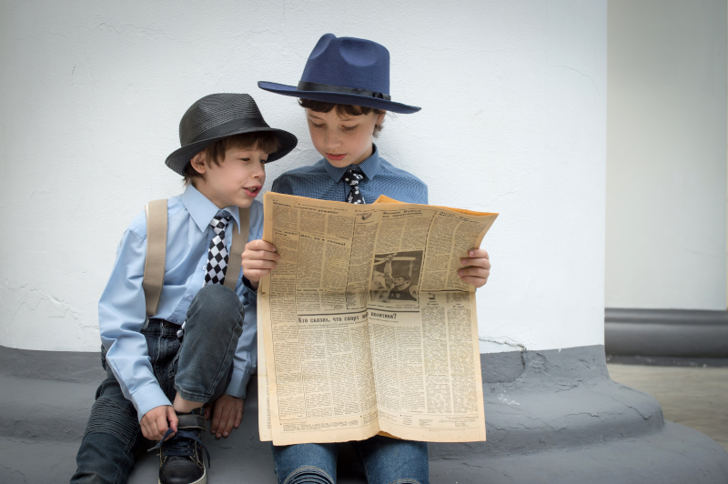 Enfants lisant le journal dans un style rétro des années 1930